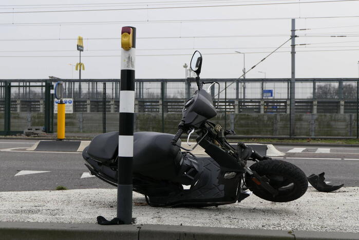 Scooterbestuurder in botsing met personenauto