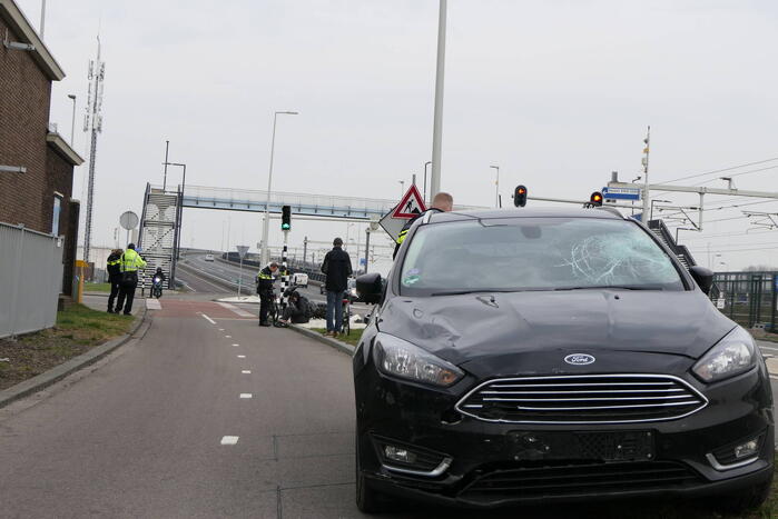 Scooterbestuurder in botsing met personenauto