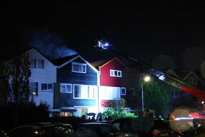 Flinke rookontwikkeling bij brand op dak