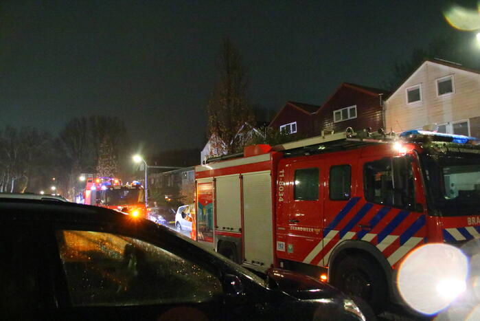 Flinke rookontwikkeling bij brand op dak