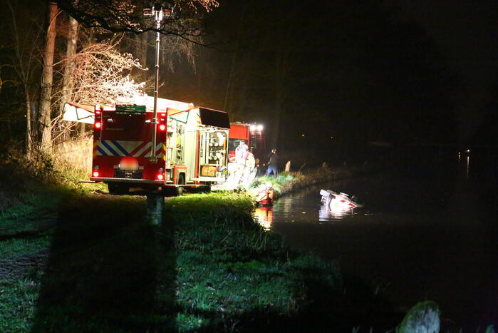 Bestelbus belandt in sloot, voertuig mogelijk gestolen