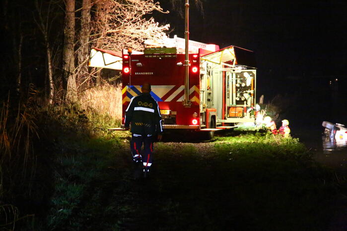 Bestelbus belandt in sloot, voertuig mogelijk gestolen
