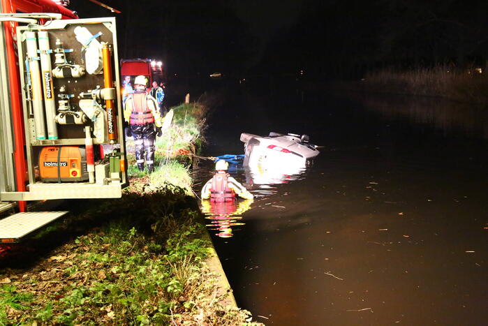 Bestelbus belandt in sloot, voertuig mogelijk gestolen