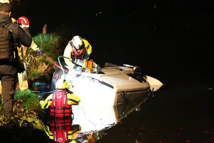Bestelbus belandt in sloot, voertuig mogelijk gestolen