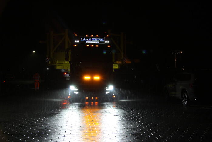 Grote constructie vervoerd naar haven