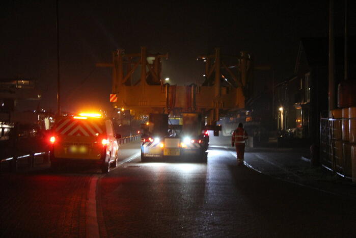 Grote constructie vervoerd naar haven