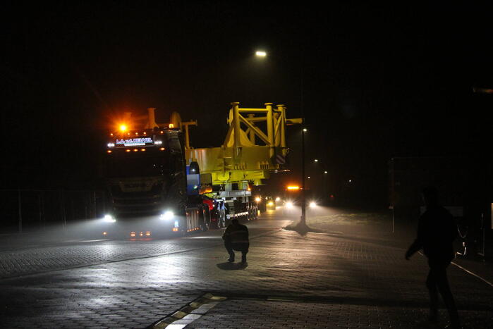Grote constructie vervoerd naar haven