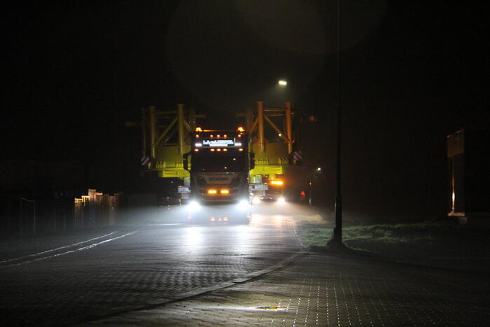 Grote constructie vervoerd naar haven