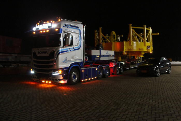 Grote constructie vervoerd naar haven