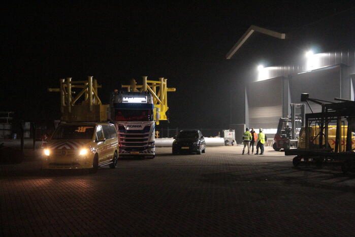 Grote constructie vervoerd naar haven
