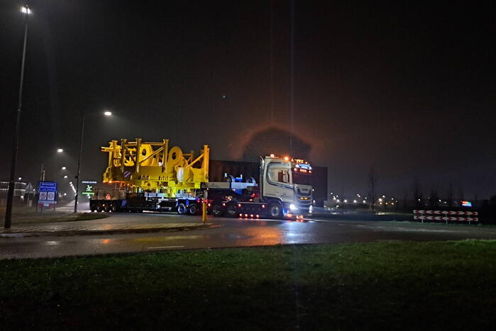 Grote constructie vervoerd naar haven