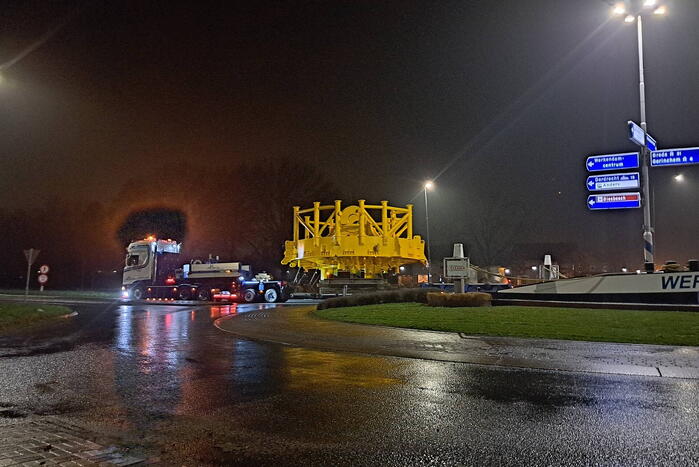 Grote constructie vervoerd naar haven