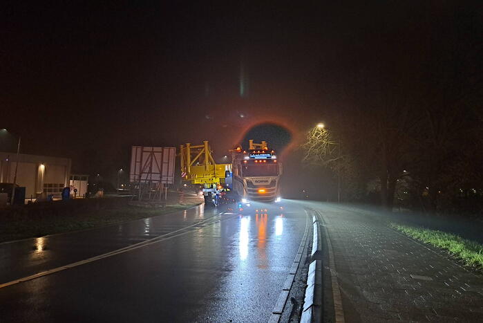 Grote constructie vervoerd naar haven