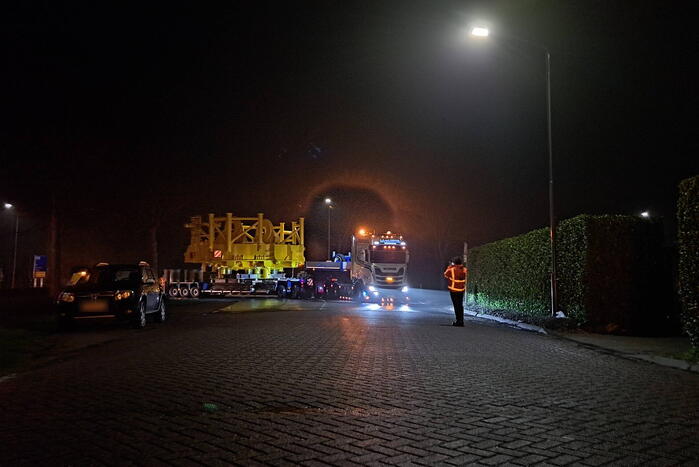 Grote constructie vervoerd naar haven