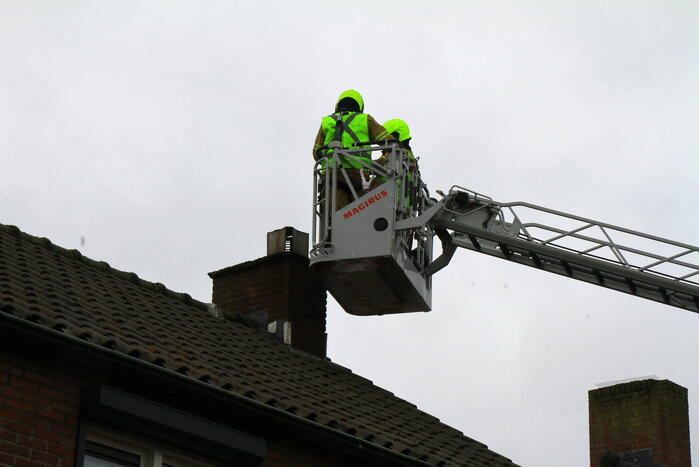 Brandweer controleert schoorsteen op brand