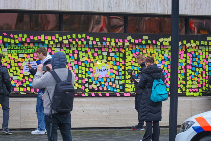 NOS pand beplakt met memo-papiertje