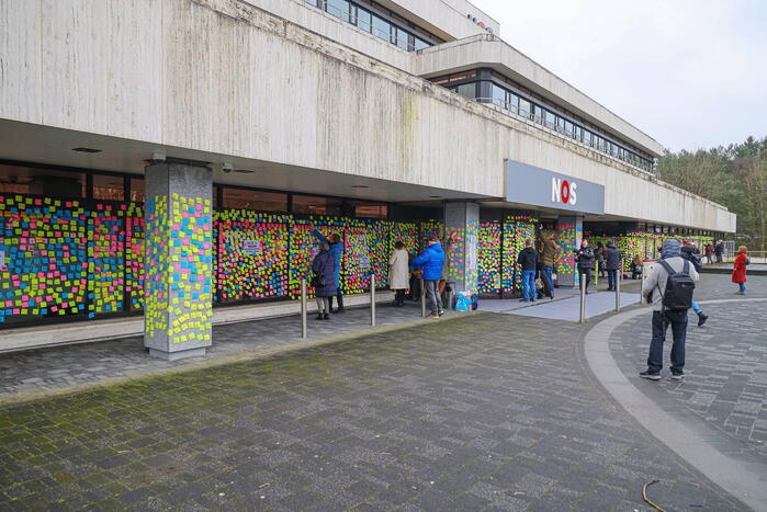 NOS pand beplakt met memo-papiertje