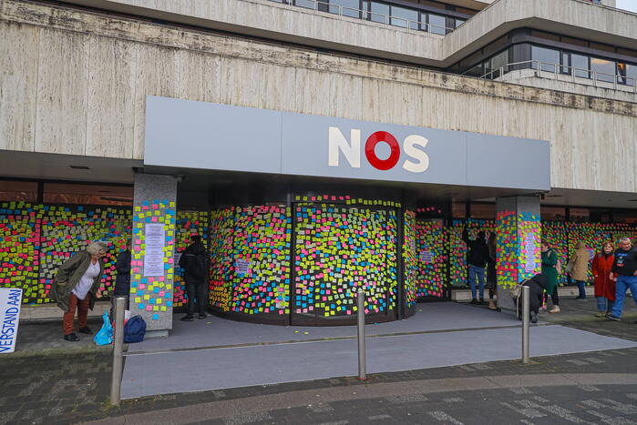 NOS pand beplakt met memo-papiertje