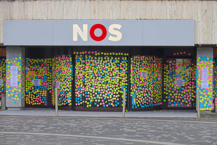 NOS pand beplakt met memo-papiertje