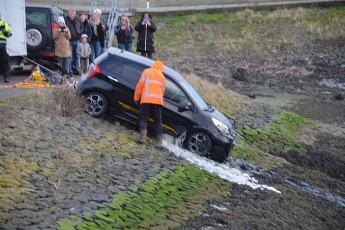 Auto rolt het water in