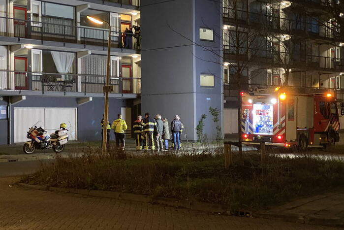 Brandweer verricht metingen bij gaslucht uit meterkast