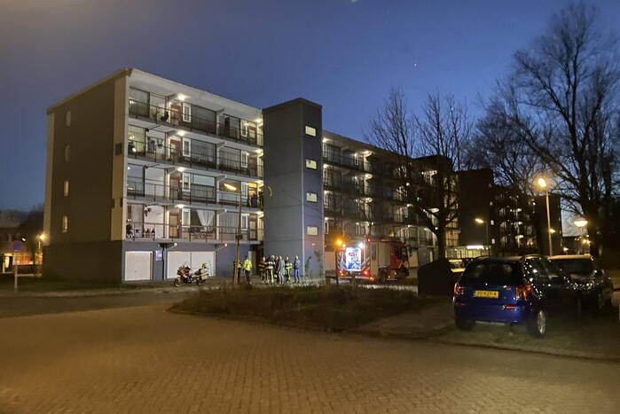 Brandweer verricht metingen bij gaslucht uit meterkast