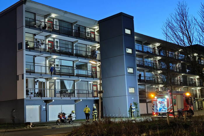 Brandweer verricht metingen bij gaslucht uit meterkast