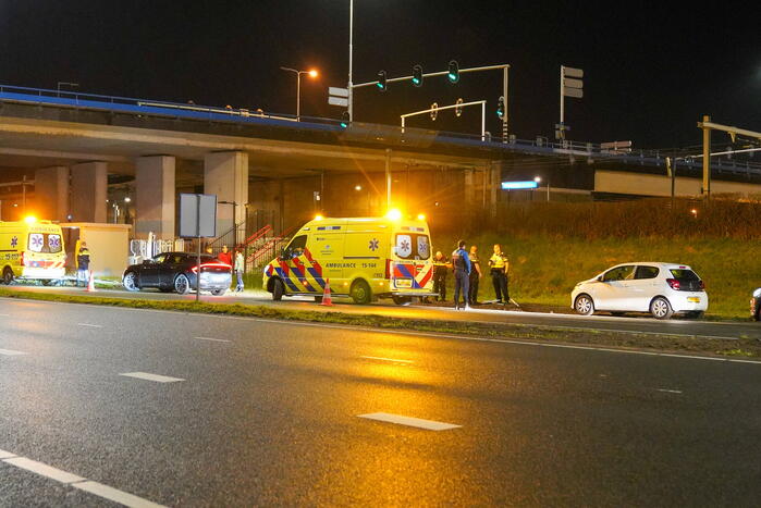 Auto op ze kop in de berm