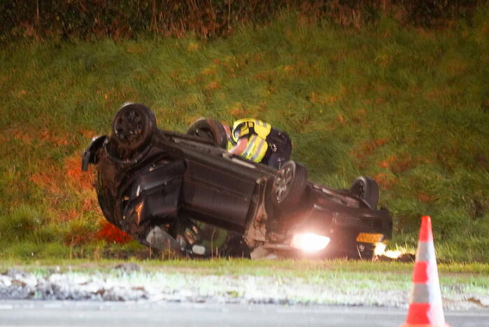 Auto op ze kop in de berm