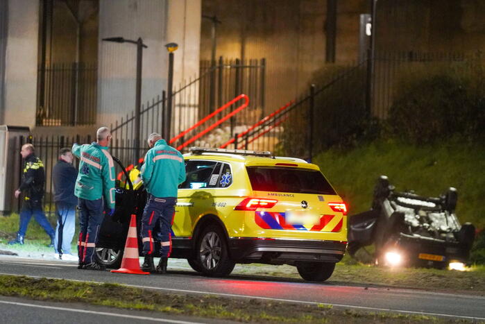 Auto op ze kop in de berm