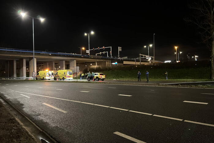 Auto op ze kop in de berm