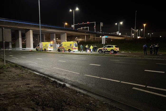 Auto op ze kop in de berm