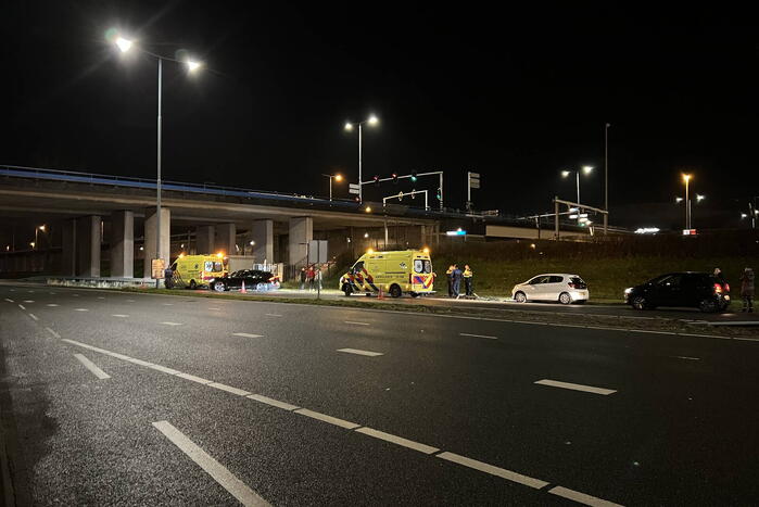Auto op ze kop in de berm