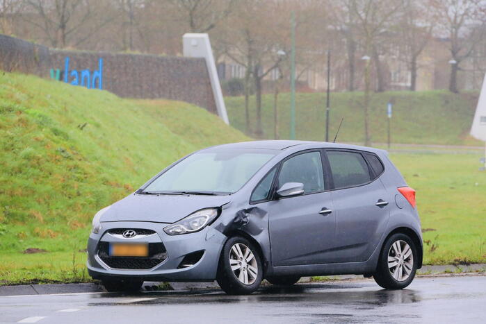Auto en bestelbus botsen op rotonde