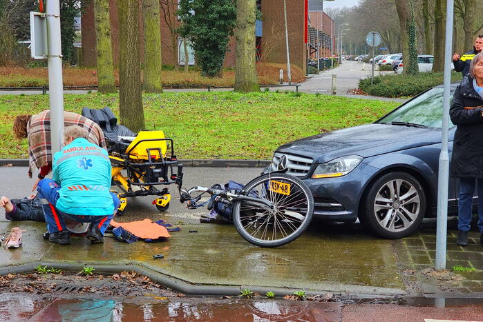 Afslaande automobilist rijdt fietser aan