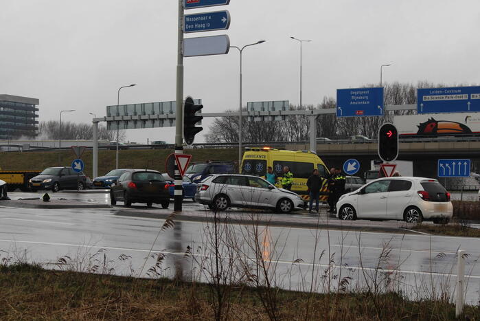 Twee auto's botsen op drukke kruising