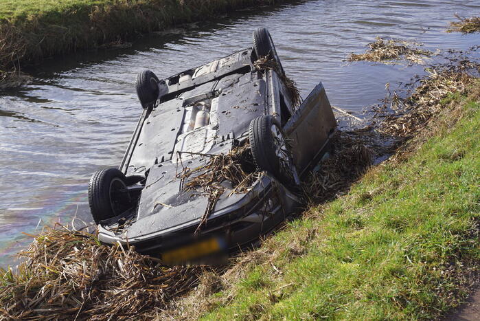 Auto raakt van de weg en belandt op de kop in sloot