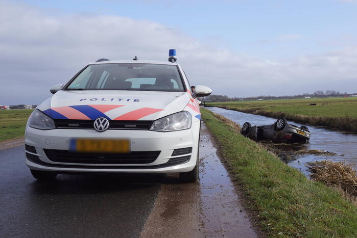 Auto raakt van de weg en belandt op de kop in sloot