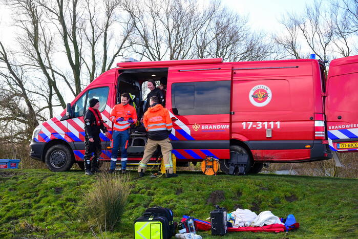 Meerdere personen te water nadat pont omslaat
