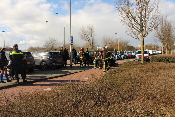 Fietser klapt op zijkant auto