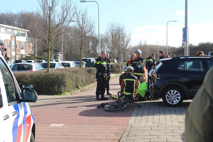 Fietser klapt op zijkant auto