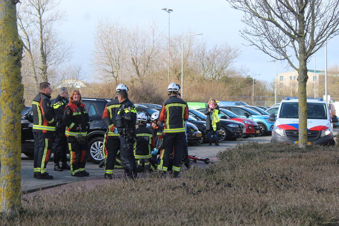Fietser klapt op zijkant auto
