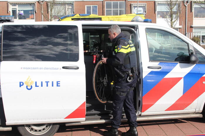 Fietser klapt op zijkant auto