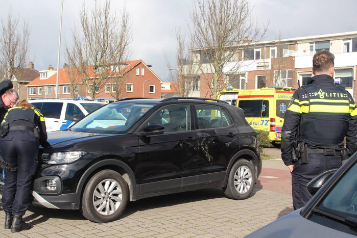 Fietser klapt op zijkant auto
