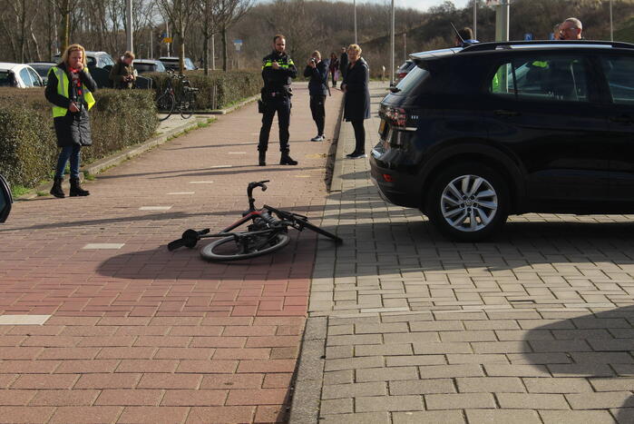 Fietser klapt op zijkant auto