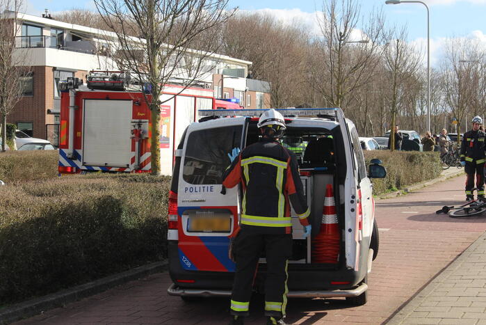 Fietser klapt op zijkant auto