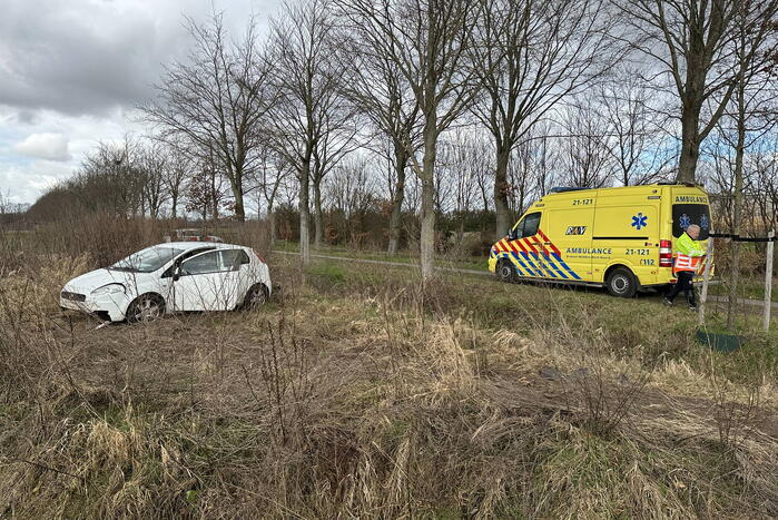 Auto belandt in weiland, bestuurder aangehouden