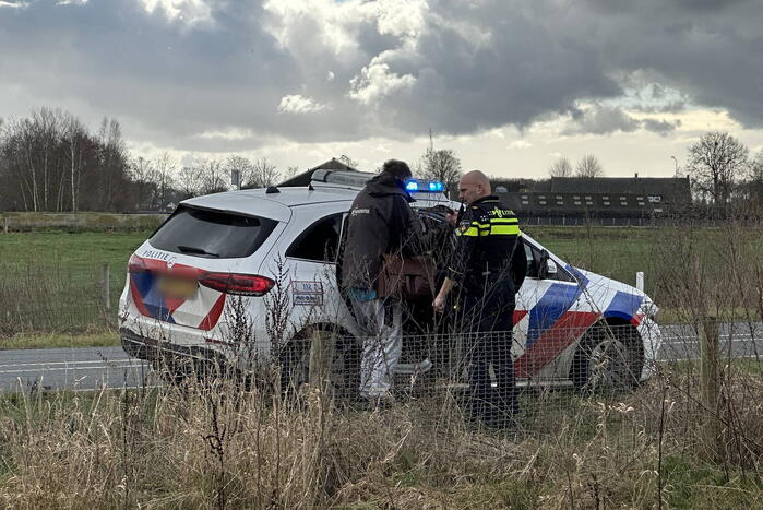 Auto belandt in weiland, bestuurder aangehouden