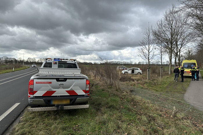 Auto belandt in weiland, bestuurder aangehouden