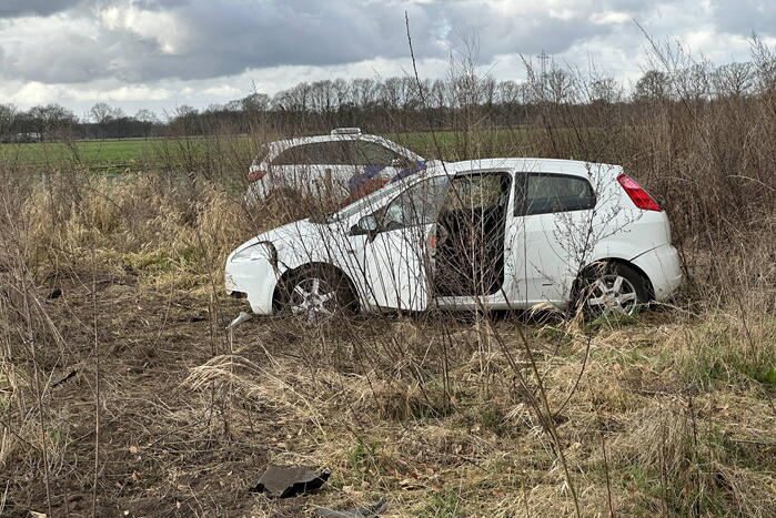 Auto belandt in weiland, bestuurder aangehouden